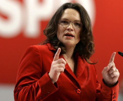 Die stellvertretende SPD-Vorsitzende Andrea Nahles spricht am 18. Okt. 2008  beim SPD Sonderparteitag in Berlin. Nahles will das Schonvermoegen fuer Hartz-IV-Empfaenger noch vor der Bundestagswahl erhoehen. So weit ihr bekannt sei, seien alle Parteien dafuer. Arbeitsminister Olaf Scholz habe auch einen fertigen Gesetzentwurf, sagte sie in einem am Samstag, 1. August 2009, vorab veroeffentlichten Deutschlandfunk-Interview.  (AP Photo/Markus Schreiber) An Oct. 18, 2008 file photo shows Andrea Nahles, deputy chairwoman of the Social Democratic Party, SPD, speaking during a special SPD party congress in Berlin, Germany. (AP Photo/Markus Schreiber)