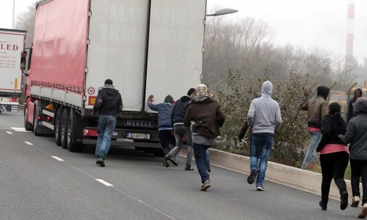 Migrants-lorry-Calais