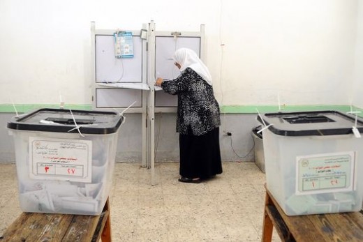 egypte_une-femme-dans-un-bureau-de-vote