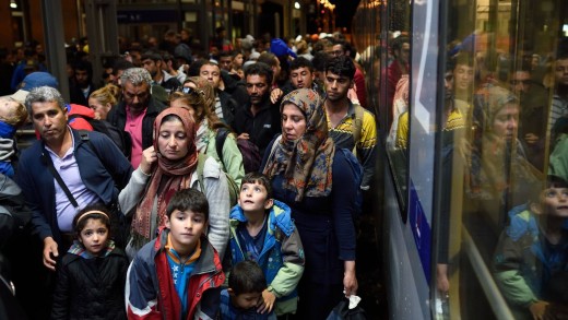 des-migrants-arrivent-a-la-gare-de-saalfeld-est-de-l-allemagne-le-5-septembre-2015