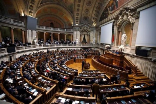 Le Parlement portugais. Deux formations à la gauche de l'échiquier politique ont conclu avec les socialistes un accord pour faire tomber le gouvernement de centre droit de Pedro Passos Coelho, minoritaire au Parlement, et lui substituer un gouvernement de gauche. Le PCP (Parti communiste portugais) dit être parvenu à une position commune avec les socialistes, permettant ainsi aux socialistes de constituer un gouvernement qui s'appuierait sur une majorité en sièges au parlement. /Photo prise le 23 octobre 2015/REUTERS/Rafael Marchante