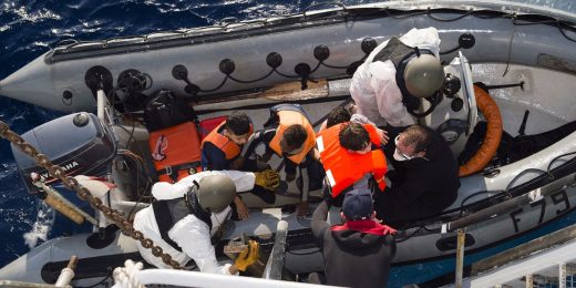 Les-corps-de-plus-de-20-migrants-retrouves-dans-un-canot-en-Mediterranee