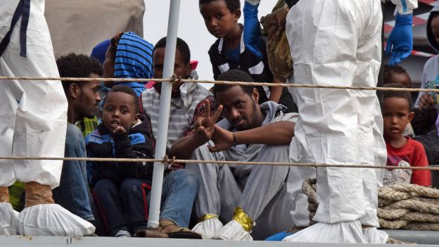 Italie : des milliers de migrants secourus en Méditerranée