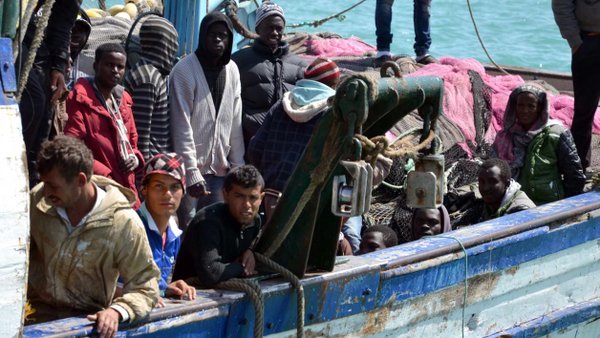 Des milliers de migrants sauvés par les gardes-côtes italiens au large de la Libye