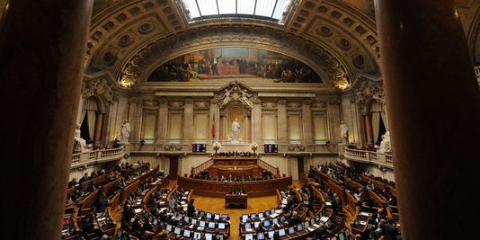 Le gouvernement socialiste portugais encaisse son premier revers au Parlement