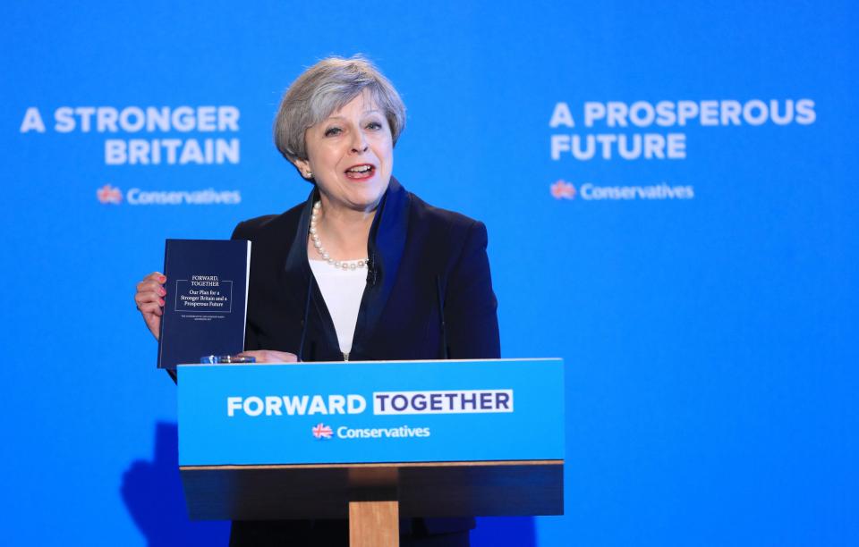 Theresa May propose de réduire l’immigration en attendant le Brexit