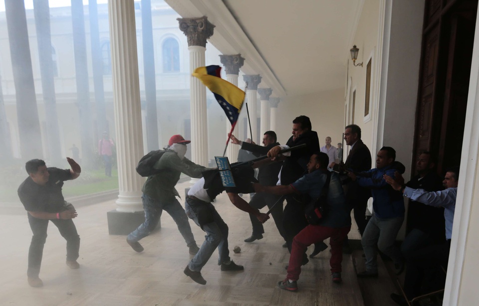 Venezuela : le Parlement pris d’assaut par des pro-Maduro