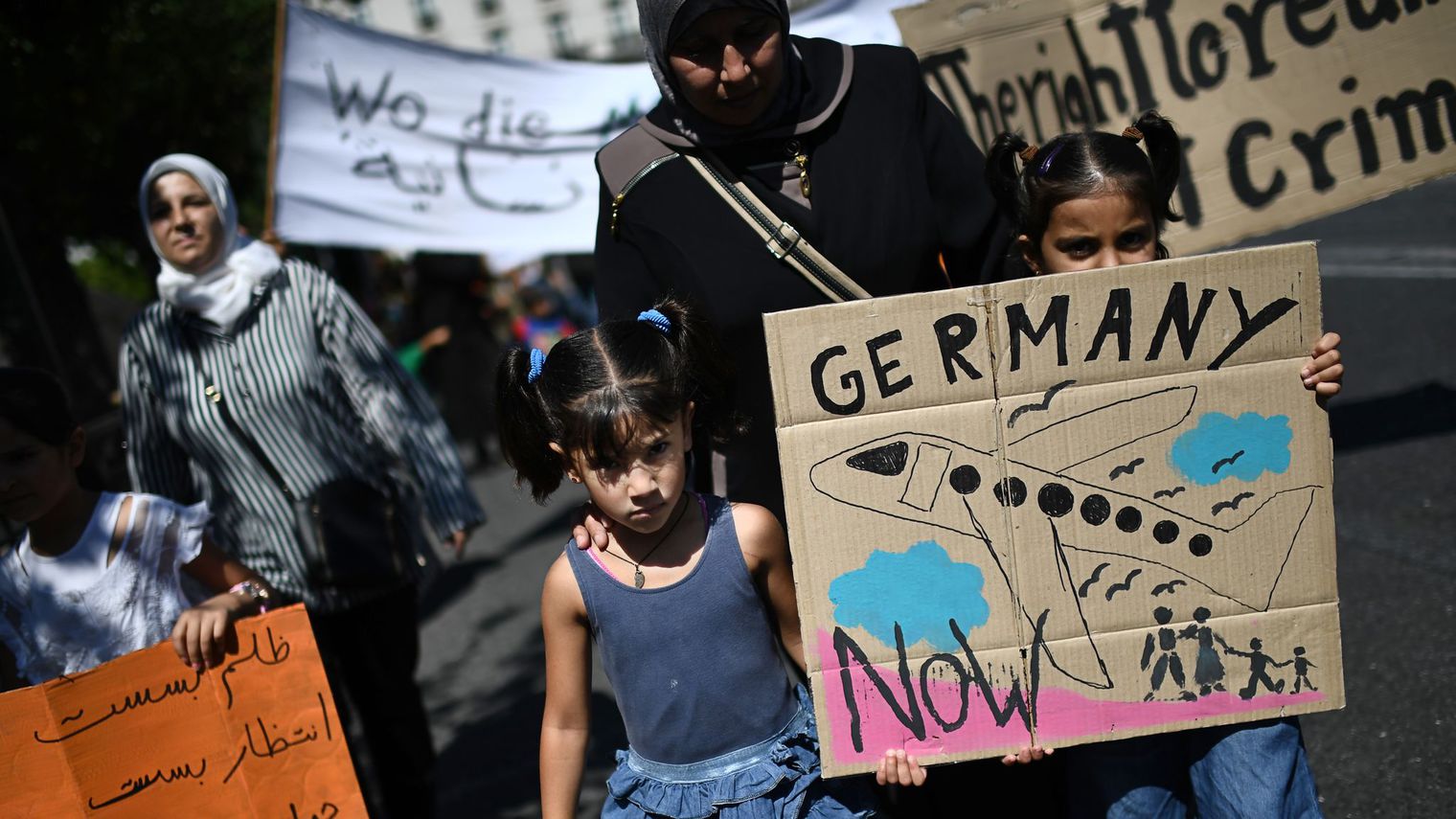 Des réfugiés manifestent devant l’ambassade d’Allemagne à Athènes