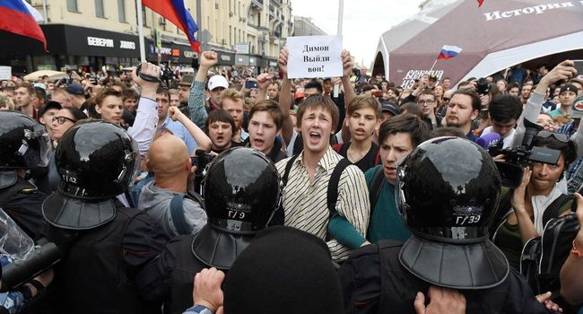 Russie : l’opposant Alexeï Navalny brièvement arrêté suite aux manifestations anti-Poutine