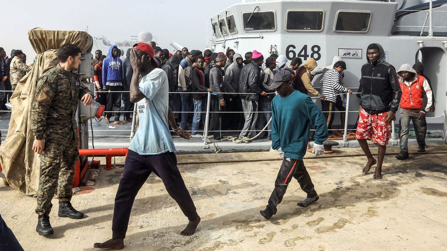 Plus de 300 migrants secourus au large de la Libye