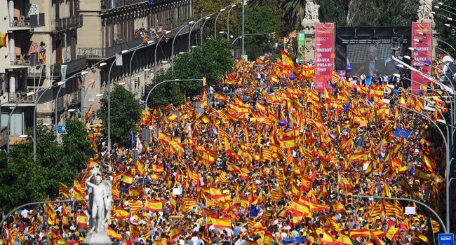 Des centaines de milliers d’Espagnols réclament à Barcelone la libération des leaders indépendantistes