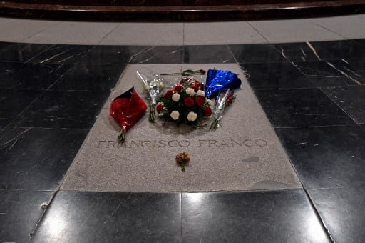 Un artiste espagnol vandalise la tombe de Franco