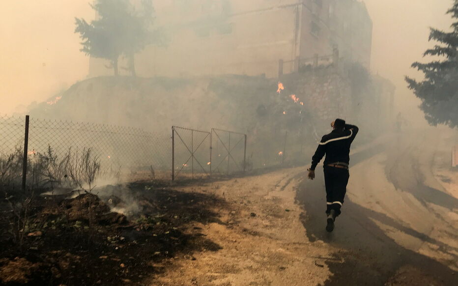 Le bilan des incendies toujours en cours en Algérie se chiffre à 69 morts