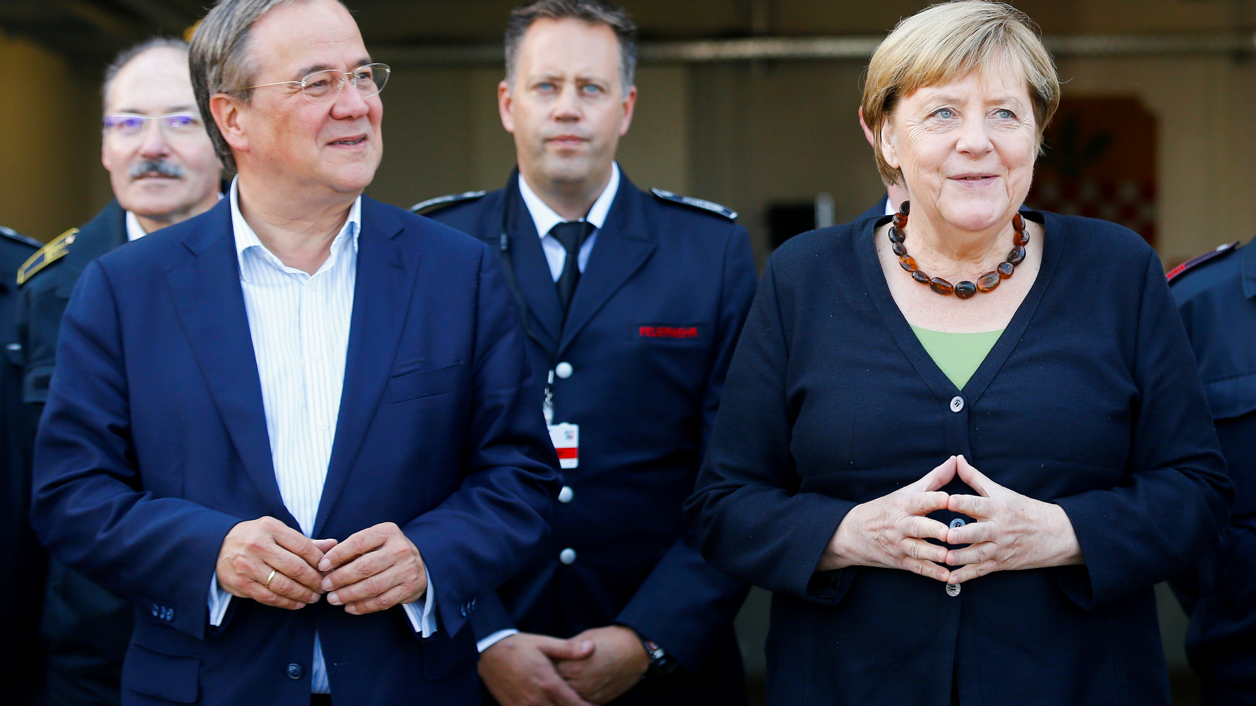 Allemagne : Merkel prend la défense de Laschet, en difficulté dans les enquêtes d’opinion