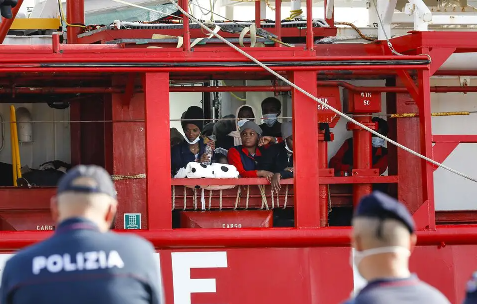 Rome autorise le navire «Ocean Viking» à débarquer 294 clandestins dans un port italien