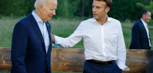 Macron parle du pétrole avec Biden devant la presse