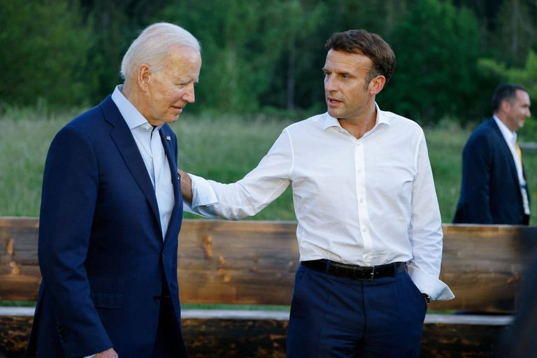 Macron parle du pétrole avec Biden devant la presse