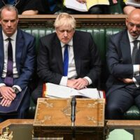 Royaume-Uni : le gouvernement presque réduit de moitié par les démissions